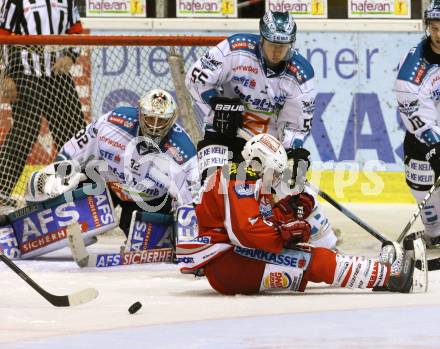 EBEL. Eishockey Bundesliga. EC KAC gegen EHC LIWEST Linz.  Tyler Spurgeon, (KAC),  Robert Lukas (Linz). Klagenfurt, am 7.10.2012.
Foto: Kuess 


---
pressefotos, pressefotografie, kuess, qs, qspictures, sport, bild, bilder, bilddatenbank