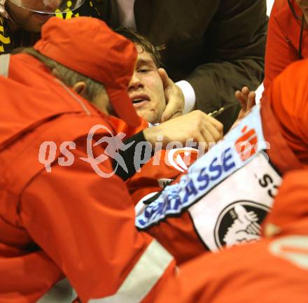 EBEL. Eishockey Bundesliga. EC KAC gegen EHC LIWEST Linz.  Verletzt Gregor Hager wird mit Rettung abtransportiert  (KAC). Klagenfurt, am 7.10.2012.
Foto: Kuess 


---
pressefotos, pressefotografie, kuess, qs, qspictures, sport, bild, bilder, bilddatenbank