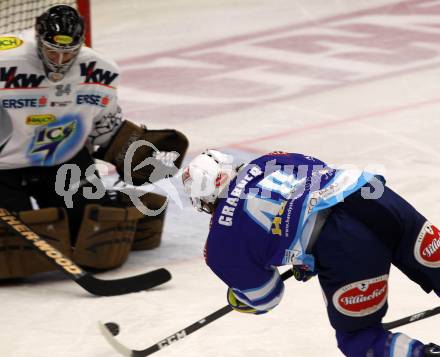 EBEL. Eishockey Bundesligal. EC VSV gegen Dornbirner Eishockey Club.  Michael Grabner (VSV), ENZENHOFER Hannes (Dornbirn). Villach, am 7.10.2012.
Foto: Kuess 


---
pressefotos, pressefotografie, kuess, qs, qspictures, sport, bild, bilder, bilddatenbank