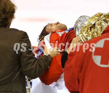 EBEL. Eishockey Bundesliga. EC KAC gegen EHC LIWEST Linz. Verletzt Gregor Hager wird mit Rettung abtransportiert  (KAC). Klagenfurt, am 7.10.2012.
Foto: Kuess 


---
pressefotos, pressefotografie, kuess, qs, qspictures, sport, bild, bilder, bilddatenbank