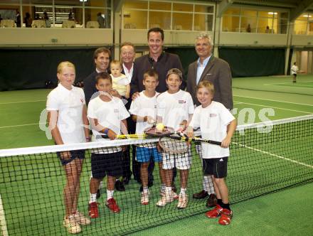 Eroeffnung UNION Tennishalle. Klaus Bidovec, Christof Neuner, Markus Polessnig, Ronnie Leitgeb mit Nachwuchsspielern der UNION. Klagenfurt, 16.8.2012.
Foto: Kuess
---
pressefotos, pressefotografie, kuess, qs, qspictures, sport, bild, bilder, bilddatenbank