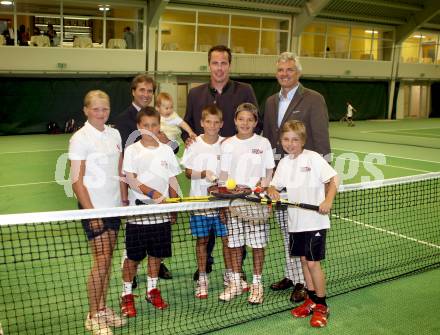 Eroeffnung UNION Tennishalle. Klaus Bidovec, Markus Polessnig, Ronnie Leitgeb mit Nachwuchsspielern der UNION. Klagenfurt, 16.8.2012.
Foto: Kuess
---
pressefotos, pressefotografie, kuess, qs, qspictures, sport, bild, bilder, bilddatenbank