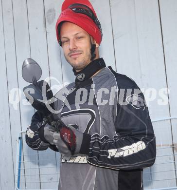 Eishockey Bundesliga. Sommertraining. Teambuilding KAC. Paintball. Johannes Kirisits. Schreckendorf, am 25.8.2012.
Foto: Kuess
---
pressefotos, pressefotografie, kuess, qs, qspictures, sport, bild, bilder, bilddatenbank