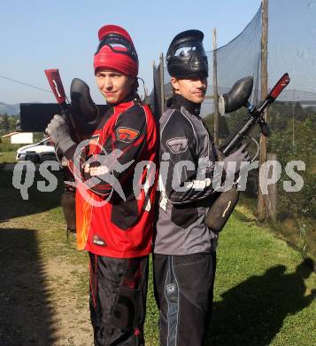 Eishockey Bundesliga. Sommertraining. Teambuilding KAC. Paintball. Patrick Harand, Jamie Lundmark. Schreckendorf, am 25.8.2012.
Foto: Kuess
---
pressefotos, pressefotografie, kuess, qs, qspictures, sport, bild, bilder, bilddatenbank