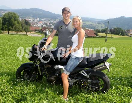 EBEL. Eishockey Bundesliga. Daniel Nageler (VSV) mit Freundin Pia Maria. Feldkirchen, am 4.8.2012.
Foto: Kuess
---
pressefotos, pressefotografie, kuess, qs, qspictures, sport, bild, bilder, bilddatenbank