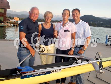 Rudern Empfang Vizeweltmeisterin Michaela Taupe traer. Vater Horst, Mutter, Michaela Taupe-Traer, Kurt Traer.
Klagenfurt, 23.8.2012.
Foto: kuess
---
pressefotos, pressefotografie, kuess, qs, qspictures, sport, bild, bilder, bilddatenbank