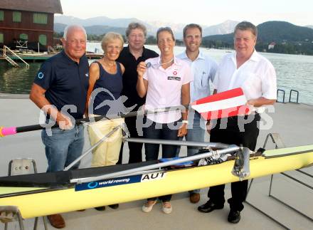 Rudern Empfang Vizeweltmeisterin Michaela Taupe traer. Vater Horst, Mutter, Hermann Pansi, Michaela Taupe-Traer, Kurt Traer.
Klagenfurt, 23.8.2012.
Foto: kuess
---
pressefotos, pressefotografie, kuess, qs, qspictures, sport, bild, bilder, bilddatenbank