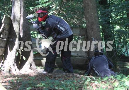 Eishockey Bundesliga. Teambuilding KAC. Paintball. Raphael Herburger. Schreckendorf, am 25.8.2012.
Foto: Kuess
---
pressefotos, pressefotografie, kuess, qs, qspictures, sport, bild, bilder, bilddatenbank