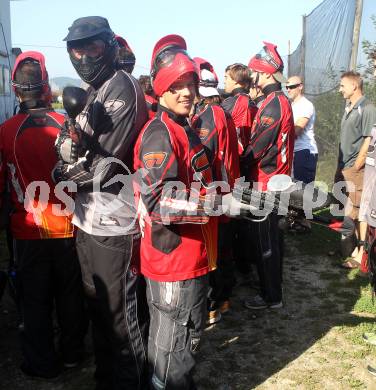 Eishockey Bundesliga. Sommertraining. Teambuilding KAC. Paintball. Mike Siklenka, Tyler Scofield. Schreckendorf, am 25.8.2012.
Foto: Kuess
---
pressefotos, pressefotografie, kuess, qs, qspictures, sport, bild, bilder, bilddatenbank