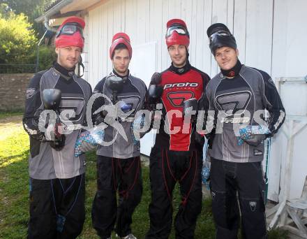 Eishockey Bundesliga. Sommertraining. Teambuilding KAC. Paintball. Johannes Kirisits, Raphael Herburger, Herbert Ratz, Manuel Geier. Schreckendorf, am 25.8.2012.
Foto: Kuess
---
pressefotos, pressefotografie, kuess, qs, qspictures, sport, bild, bilder, bilddatenbank