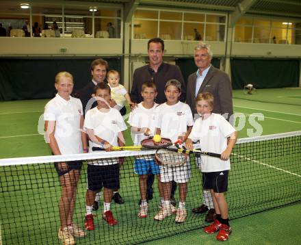 Eroeffnung UNION Tennishalle. Klaus Bidovec, Markus Polessnig, Ronnie Leitgeb mit Nachwuchsspielern der UNION. Klagenfurt, 16.8.2012.
Foto: Kuess
---
pressefotos, pressefotografie, kuess, qs, qspictures, sport, bild, bilder, bilddatenbank