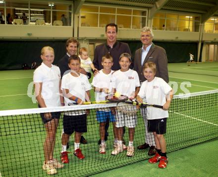 Eroeffnung UNION Tennishalle. Klaus Bidovec, Markus Polessnig, Ronnie Leitgeb mit Nachwuchsspielern der UNION. Klagenfurt, 16.8.2012.
Foto: Kuess
---
pressefotos, pressefotografie, kuess, qs, qspictures, sport, bild, bilder, bilddatenbank