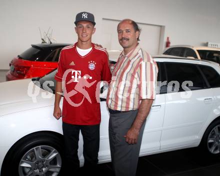 Fussball. Bayern Muenchen. Markoutz Oliver mit Vater Ewald. Klagenfurt, 16.8.2012.
Foto: Kuess
---
pressefotos, pressefotografie, kuess, qs, qspictures, sport, bild, bilder, bilddatenbank