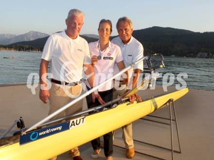 Rudern Empfang Vizeweltmeisterin Michaela Taupe traer. Reinhard Tellian, Michaela Taupe-Traer, Kurt Steiner.
Klagenfurt, 23.8.2012.
Foto: kuess
---
pressefotos, pressefotografie, kuess, qs, qspictures, sport, bild, bilder, bilddatenbank