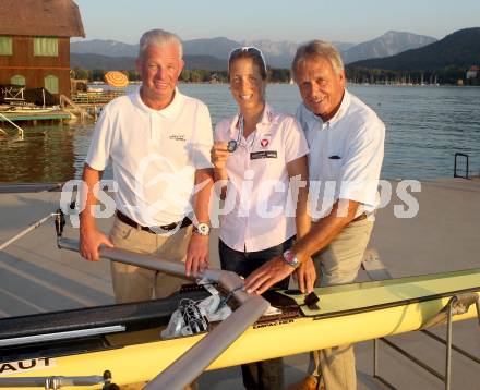 Rudern Empfang Vizeweltmeisterin Michaela Taupe traer. Reinhard Tellian, Michaela Taupe-Traer, Kurt Steiner.
Klagenfurt, 23.8.2012.
Foto: kuess
---
pressefotos, pressefotografie, kuess, qs, qspictures, sport, bild, bilder, bilddatenbank