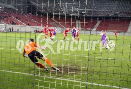 Fussball SK Austria Klagenfurt gegen St. Florian. Elfmeter. Matthias Dollinger, (Klagenfurt), Lorenz Hoebarth  (St. Florian), Klagenfurt, 13.10.2012.
Foto: Kuess
---
pressefotos, pressefotografie, kuess, qs, qspictures, sport, bild, bilder, bilddatenbank