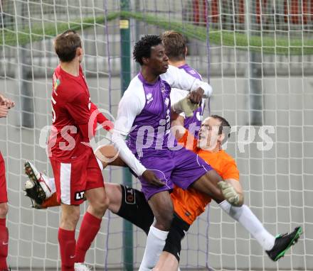 Fussball SK Austria Klagenfurt gegen St. Florian. Eric Akoto, (Klagenfurt), Lorenz Hoerbarth (St. Florian), Klagenfurt, 13.10.2012.
Foto: Kuess
---
pressefotos, pressefotografie, kuess, qs, qspictures, sport, bild, bilder, bilddatenbank