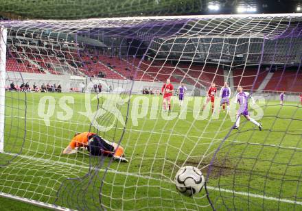 Fussball SK Austria Klagenfurt gegen St. Florian. Elfmeter. Matthias Dollinger, (Klagenfurt), Lorenz Hoebarth  (St. Florian), Klagenfurt, 13.10.2012.
Foto: Kuess
---
pressefotos, pressefotografie, kuess, qs, qspictures, sport, bild, bilder, bilddatenbank