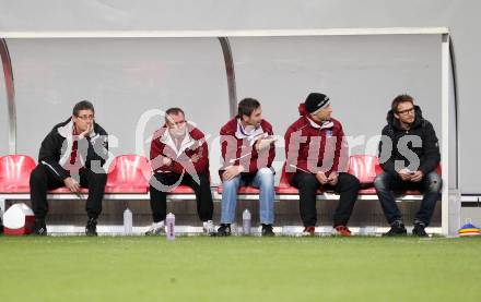 Fussball SK Austria Klagenfurt gegen St. Florian.Betreuerbank. Masseur, Co-Trainer Wolfgang Thun-Hohenstein, Trainer Bruno Friesenbichler, Co-Trainer Guenther Gorenzel, Johannes Lamprecht  (Klagenfurt). Klagenfurt, 13.10.2012.
Foto: Kuess
---
pressefotos, pressefotografie, kuess, qs, qspictures, sport, bild, bilder, bilddatenbank