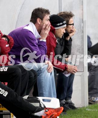 Fussball SK Austria Klagenfurt gegen St. Florian. Betreuerbank. Masseur, Trainer Bruno Friesenbichler, Co-Trainer Guenther Gorenzel, Johannes Lamprecht (Klagenfurt). Klagenfurt, 13.10.2012.
Foto: Kuess
---
pressefotos, pressefotografie, kuess, qs, qspictures, sport, bild, bilder, bilddatenbank