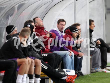 Fussball SK Austria Klagenfurt gegen St. Florian. Betreuerbank. Co-Trainer Wolfgang Thun-Hohenstein, Trainer Bruno Friesenbichler, Co-Trainer Guenther Gorenzel, Johannes Lamprecht (Klagenfurt). Klagenfurt, 13.10.2012.
Foto: Kuess
---
pressefotos, pressefotografie, kuess, qs, qspictures, sport, bild, bilder, bilddatenbank