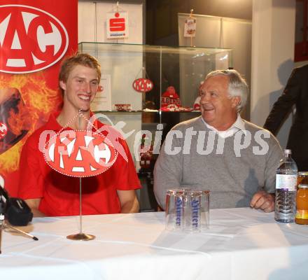 Eishockey. KAC. Tyler Myers, Hellmuth Reichel. Klagenfurt, 17.10.2017.
Foto: Kuess
---
pressefotos, pressefotografie, kuess, qs, qspictures, sport, bild, bilder, bilddatenbank