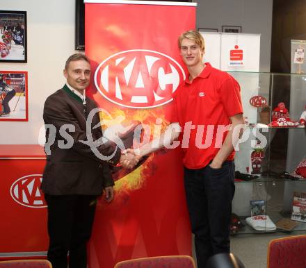 Eishockey. KAC. Trainer Christian Weber, Neuzugang Tyler Myers. Klagenfurt, 17.10.2017.
Foto: Kuess
---
pressefotos, pressefotografie, kuess, qs, qspictures, sport, bild, bilder, bilddatenbank