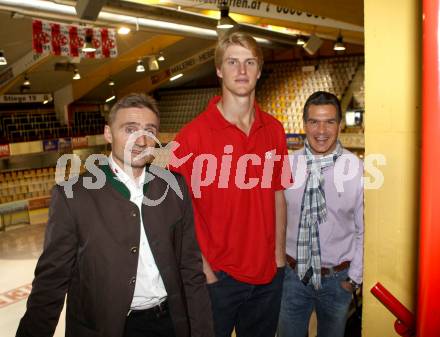 Eishockey. KAC. rainer Christian Weber, Neuzugang Tyler Myers, Manny Viveiros. Klagenfurt, 17.10.2017.
Foto: Kuess
---
pressefotos, pressefotografie, kuess, qs, qspictures, sport, bild, bilder, bilddatenbank