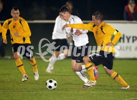 Fussball Kaerntner Liga. Welzenegg gegen WAC Amateure.  Stefan Dollinger, (Welzenegg), Patrick Pfennich  (WAC). Welzenegg, am 19.10.2012.
Foto: Kuess
---
pressefotos, pressefotografie, kuess, qs, qspictures, sport, bild, bilder, bilddatenbank