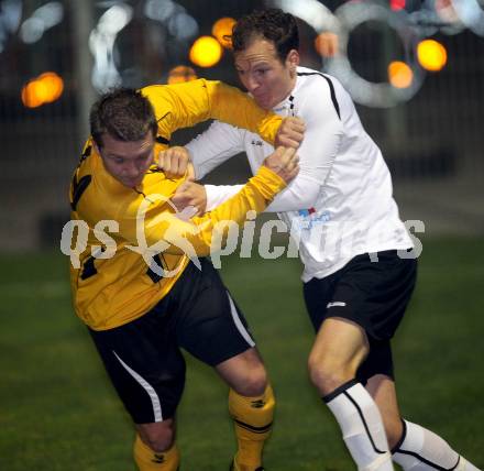 Fussball Kaerntner Liga. Welzenegg gegen WAC Amateure.  Zoran Jorgic, (Welzenegg), Mario Kroepfl (WAC). Welzenegg, am 19.10.2012.
Foto: Kuess
---
pressefotos, pressefotografie, kuess, qs, qspictures, sport, bild, bilder, bilddatenbank