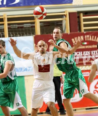 Basketball. 2. Bundesliga. Woerthersee Piraten gegen KOS Klagenfurt Celovec. Joachim Buggelsheim,  (Piraten), Zan Jenko (KOS). Klagenfurt, am 20.10.2012.
Foto: Kuess
---
pressefotos, pressefotografie, kuess, qs, qspictures, sport, bild, bilder, bilddatenbank