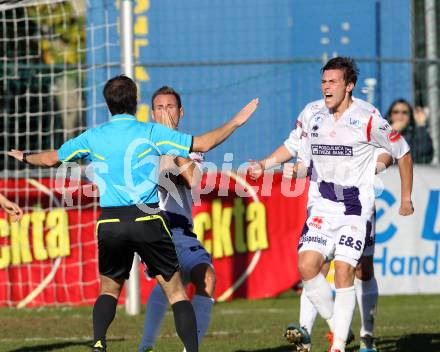 Fussball. Regionallliga. SAK gegen Allerheiligen. Oberrisser Florian, Aleksic Darjan (SAK), Schiedsrichter Heyss Maximilian.. Klagenfurt, 20.10.2012.
Foto: Kuess
---
pressefotos, pressefotografie, kuess, qs, qspictures, sport, bild, bilder, bilddatenbank