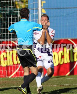 Fussball. Regionallliga. SAK gegen Allerheiligen. Oberrisser Florian, (SAK), Schiedsrichter Heyss Maximilian.. Klagenfurt, 20.10.2012.
Foto: Kuess
---
pressefotos, pressefotografie, kuess, qs, qspictures, sport, bild, bilder, bilddatenbank