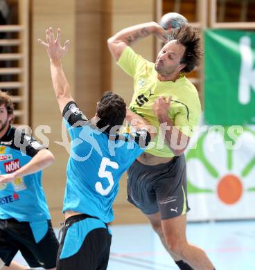 Handball Bundesliga. HC Kelag Kaernten gegen UHC Erste Bank Hollabrunn.  Branko Bedekovic, (HCK), Lukas Nebes (Hollabrunn). Klagenfurt, am 20.10.2012.
Foto: Kuess
---
pressefotos, pressefotografie, kuess, qs, qspictures, sport, bild, bilder, bilddatenbank