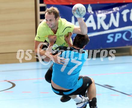 Handball Bundesliga. HC Kelag Kaernten gegen UHC Erste Bank Hollabrunn.  Bostjan Hribar (HCK), Philipp Brabenetz (Hollabrunn). Klagenfurt, am 20.10.2012.
Foto: Kuess
---
pressefotos, pressefotografie, kuess, qs, qspictures, sport, bild, bilder, bilddatenbank