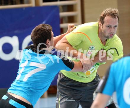 Handball Bundesliga. HC Kelag Kaernten gegen UHC Erste Bank Hollabrunn.  Bostjan Hribar (HCK), Philipp Brabenetz (Hollabrunn). Klagenfurt, am 20.10.2012.
Foto: Kuess
---
pressefotos, pressefotografie, kuess, qs, qspictures, sport, bild, bilder, bilddatenbank