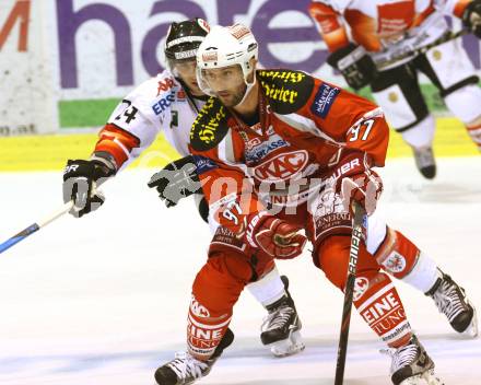 EBEL. Eishockey Bundesliga. EC KAC gegen HC TWK Innsbruck "Die Haie".   Sam Gagner, (KAC), Florian Pedevilla  (Innsbruck). Klagenfurt, am 21.10.2012.
Foto: Kuess 


---
pressefotos, pressefotografie, kuess, qs, qspictures, sport, bild, bilder, bilddatenbank