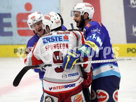 EBEL. Eishockey Bundesliga. EC VSV gegen KAC. John Hughes, Scott Hotham,  (VSV), Tyler Spurgeon (KAC). Villach, am 26.10.2012.
Foto: Kuess 


---
pressefotos, pressefotografie, kuess, qs, qspictures, sport, bild, bilder, bilddatenbank