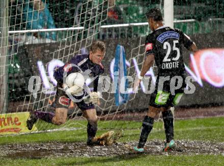 Fussball. Bundesliga. RZ Pellets WAC gegen SK Puntigamer Sturm Graz.  Christian Dobnik,  (WAC), Ruben Okotie (Graz). Wolfsberg, 27.10.2012.
Foto: Kuess

---
pressefotos, pressefotografie, kuess, qs, qspictures, sport, bild, bilder, bilddatenbank