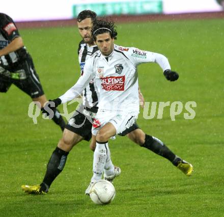 Fussball. Bundesliga. RZ Pellets WAC gegen SK Puntigamer Sturm Graz.  Jacobo,  (WAC),Michael Madl  (Graz). Wolfsberg, 27.10.2012.
Foto: Kuess

---
pressefotos, pressefotografie, kuess, qs, qspictures, sport, bild, bilder, bilddatenbank