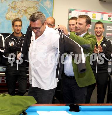 Billard. Einkleidung, Pressekonferenz Team Kaernten. Valentin Hobel (Praesident), Michael Neumann.  Klagenfurt, am 21.9.2012.
Foto: Kuess
---
pressefotos, pressefotografie, kuess, qs, qspictures, sport, bild, bilder, bilddatenbank