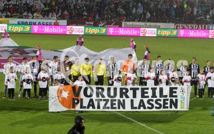 Fussball. Bundesliga. RZ Pellets WAC gegen SK Puntigamer Sturm Graz.  Transparent Vorurteile platzen lassen. Wolfsberg, 27.10.2012.
Foto: Kuess

---
pressefotos, pressefotografie, kuess, qs, qspictures, sport, bild, bilder, bilddatenbank