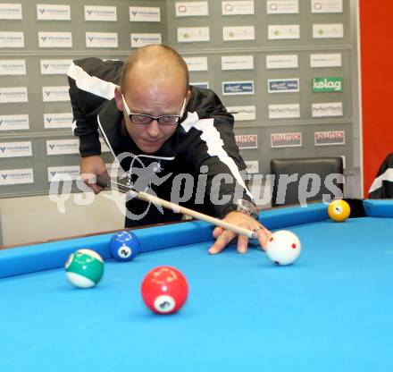 Billard. Einkleidung, Pressekonferenz Team Kaernten.  Alexander Markut. Klagenfurt, am 21.9.2012.
Foto: Kuess
---
pressefotos, pressefotografie, kuess, qs, qspictures, sport, bild, bilder, bilddatenbank