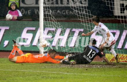 Fussball. Bundesliga. RZ Pellets WAC gegen SK Puntigamer Sturm Graz.  Christian Falk, (WAC), Johannes Focher, Nikola Vuyadinovich (Graz). Wolfsberg, 27.10.2012.
Foto: Kuess

---
pressefotos, pressefotografie, kuess, qs, qspictures, sport, bild, bilder, bilddatenbank