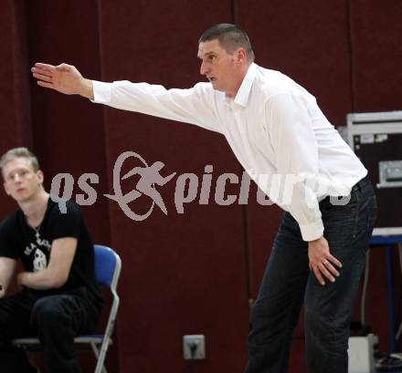 Basketball. 2. Bundesliga. Woerthersee Piraten gegen KOS Klagenfurt Celovec. Trainer Predrag Radovic (KOS). Klagenfurt, am 20.10.2012.
Foto: Kuess
---
pressefotos, pressefotografie, kuess, qs, qspictures, sport, bild, bilder, bilddatenbank