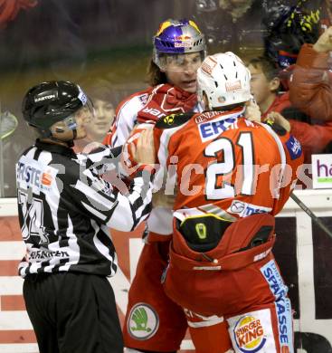 EBEL. Eishockey Bundesliga. EC KAC gegen EC Red Bull Salzburg. Rauferei, Schlaegerei, Manuel Geier,   (KAC), Alexandre Grenier (Salzburg). Klagenfurt, am 28.10.2012.
Foto: Kuess 


---
pressefotos, pressefotografie, kuess, qs, qspictures, sport, bild, bilder, bilddatenbank