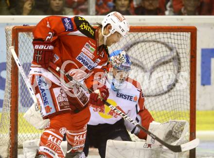EBEL. Eishockey Bundesliga. EC KAC gegen EC Red Bull Salzburg. John Lammers,  (KAC), Bernd Brueckler  (Salzburg). Klagenfurt, am 28.10.2012.
Foto: Kuess 


---
pressefotos, pressefotografie, kuess, qs, qspictures, sport, bild, bilder, bilddatenbank