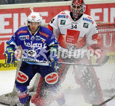 EBEL. Eishockey Bundesliga. EC VSV gegen HC TWK Innsbruck "Die Haie".  Derek Damon, (VSV), Thomas Tragust (Innsbruck). Villach, am 30.10.2012.
Foto: Kuess 


---
pressefotos, pressefotografie, kuess, qs, qspictures, sport, bild, bilder, bilddatenbank