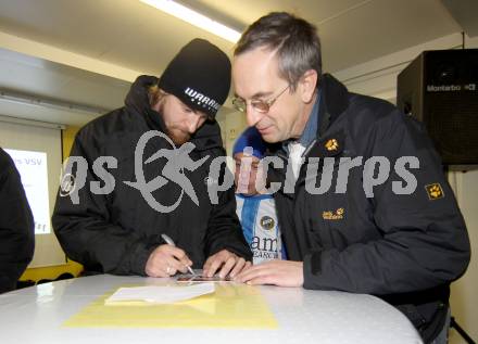 Fussball. OEFB Cup. VSV gegen Austria Wien. VSV Eishockeyspieler schreiben Autogramme. Michael Grabner. Villach, 31.10.2012. 
Foto: Kuess

---
pressefotos, pressefotografie, kuess, qs, qspictures, sport, bild, bilder, bilddatenbank