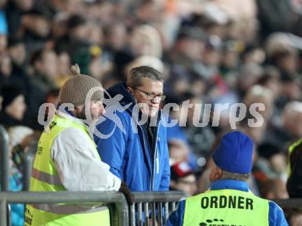 Fussball. OEFB Cup. VSV gegen Austria Wien. Trainer Guenther Kronsteiner wurde auf die Tribuene verbannt (VSV). Villach, 31.10.2012. 
Foto: Kuess

---
pressefotos, pressefotografie, kuess, qs, qspictures, sport, bild, bilder, bilddatenbank